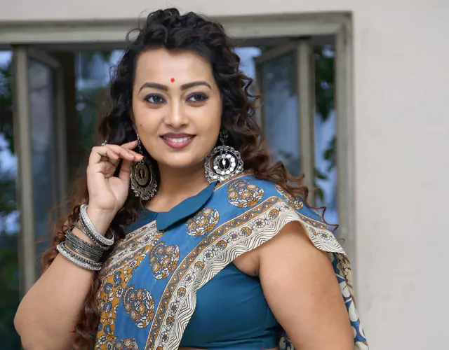 Ester Noronha Saree Pictures